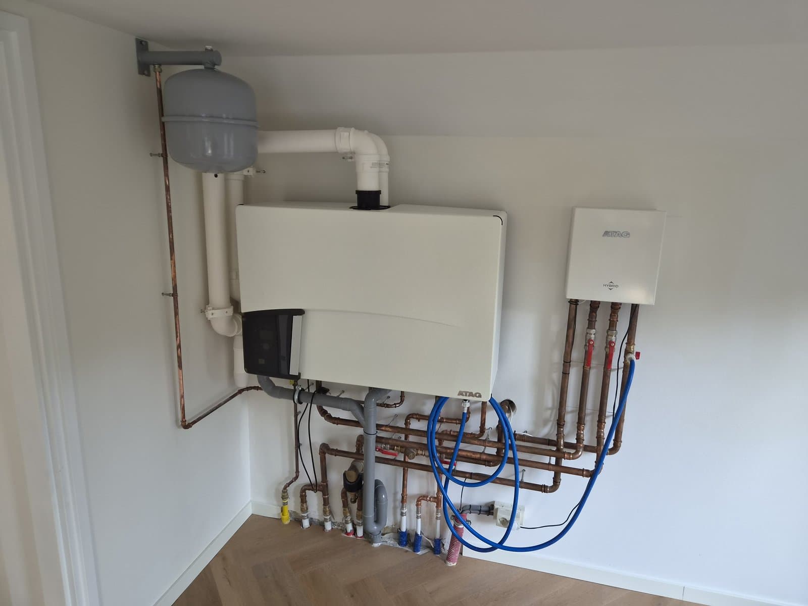 ATAG hybride installatie met ketel, module en koperleidingen