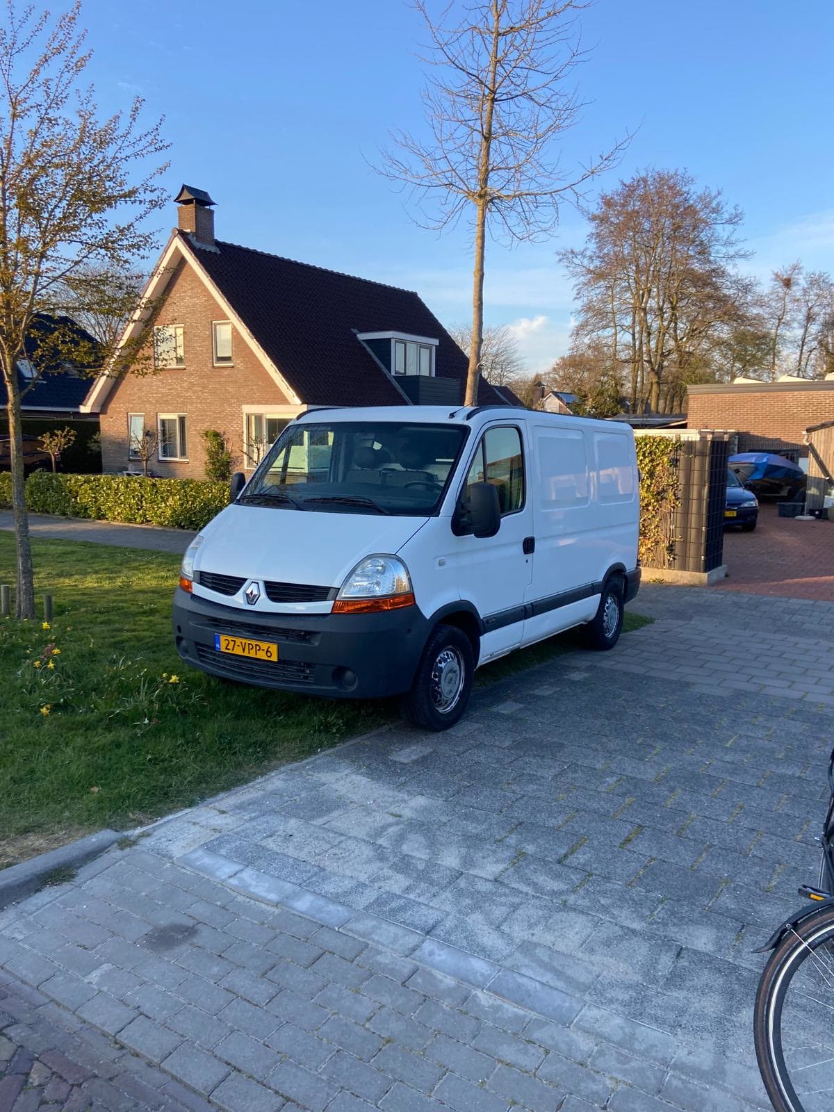 Witte Renault Master bedrijfswagen van Lukkes Installaties